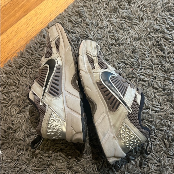 Nike Kids' Vomero 5 Sneaker Gray and Black Size 13C - Picture 7 of 9